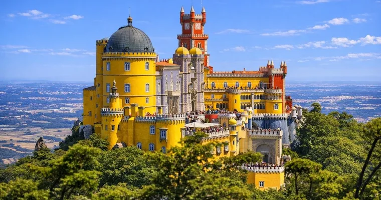 Lisboa: Sintra, Pena, Regaleira, Roca Coast, & Cascais Tour